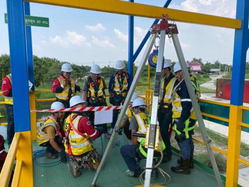 Course for permit holders, supervisors, assistants and workers in confined spaces (total of 4 confined space workers) (1)