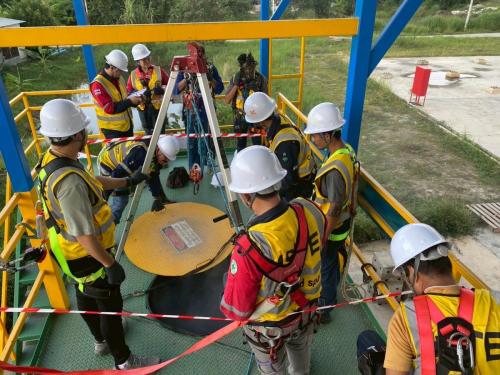 Course for permit holders, supervisors, assistants and workers in confined spaces (total of 4 confined space workers) (2)