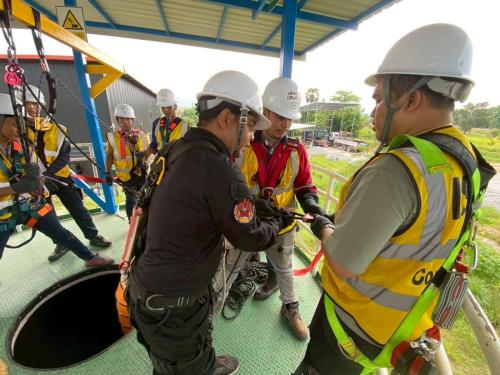Course for permit holders, supervisors, assistants and workers in confined spaces (total of 4 confined space workers) (3)