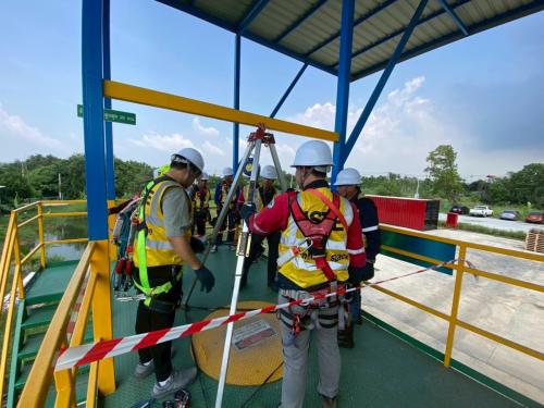 Course for permit holders, supervisors, assistants and workers in confined spaces (total of 4 confined space workers) (7)