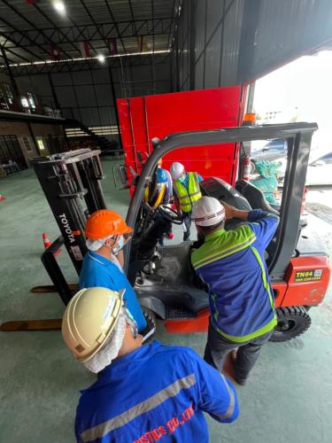 Course-on-forklift-driving-skills-and-proper-and-safe-forklift-maintenance-13 (1)